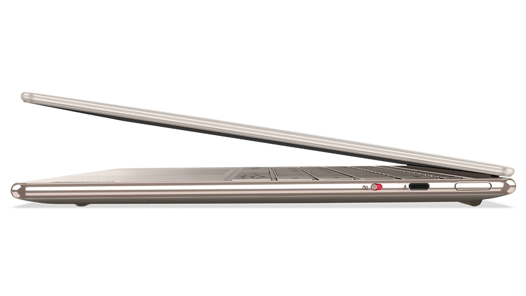Vue du profil droit du portable Lenovo Yoga Slim 9i Gen 7 (14″ Intel), légèrement ouvert, montrant les ports
