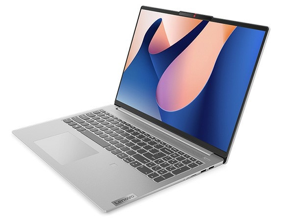 Vista frontale leggermente angolare del notebook IdeaPad Slim 5i di ottava generazione con tastiera, schermo con logo Windows 11 Bloom e porte sul lato destro