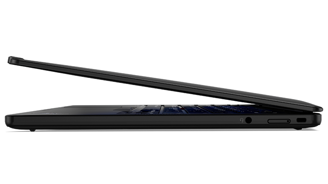 Lenovo ThinkPad X13s ‑kannettava oikealta kuvattuna, vain hieman avattuna.