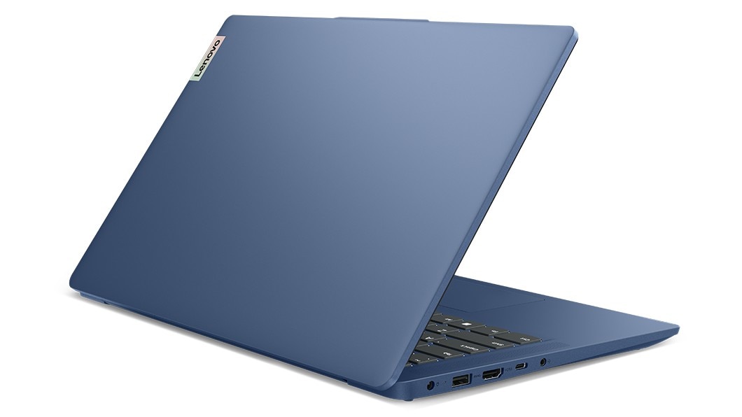 Den bærbare PC-en Lenovo IdeaPad Slim 3i Gen 8 åpnet omtrent 70° og sett bakfra.