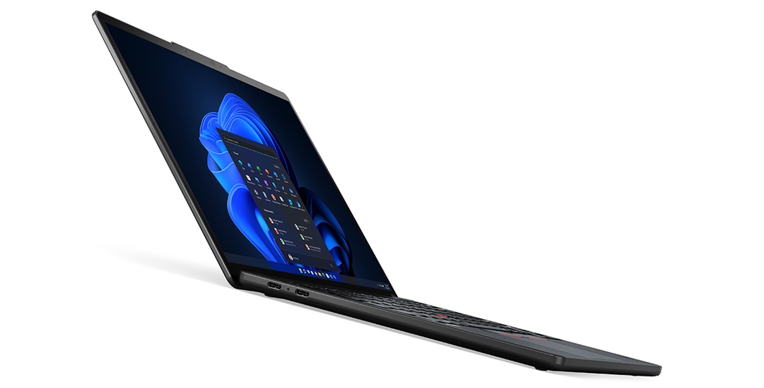 Portátil Lenovo ThinkPad X13s abierto en un ángulo de 130 grados con los puertos del lateral izquierdo visibles.