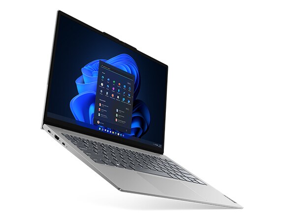 De dunne lijnen benadrukken de Lenovo ThinkBook 13s Gen 4-laptop, 90 graden geopend en schijnbaar zwevend in de lucht, met toetsenbord, linkerpoorten en scherm.