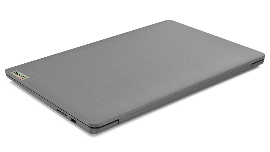 Lenovo IdeaPad 3 Gen 7 15'' AMD sett bakfra, vinklet for å vise porter på høyre side og deksel.