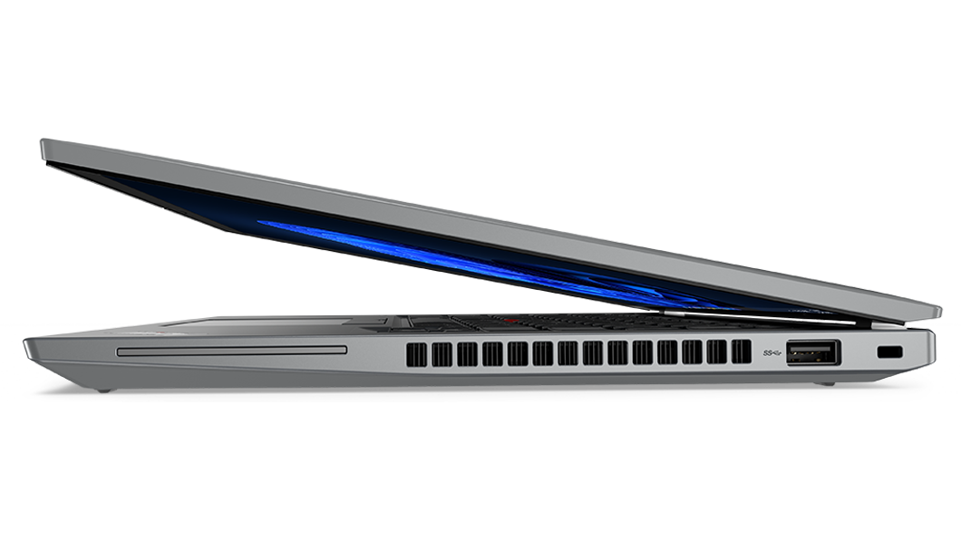 Lukket ThinkPad T14 Gen 3 (14 AMD) sett fra siden og med kanten av skjermen og tastaturet synlig