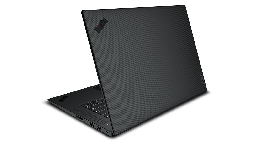 Ansicht der mobilen Workstation Lenovo ThinkPad P1 Gen 5 von hinten, um 70 Grad geöffnet, mit Blick auf die Oberfläche aus Kohlefasergewebe.
