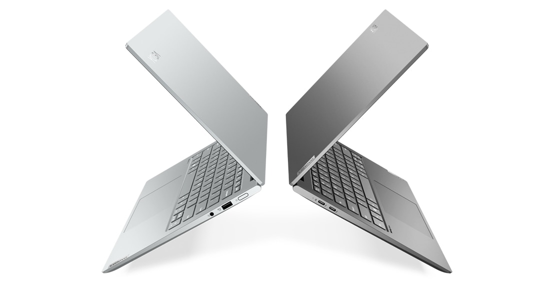 Twee Lenovo Yoga Slim 7i Pro Gen 7-laptops, enigszins geopend, naar rechts en links gericht