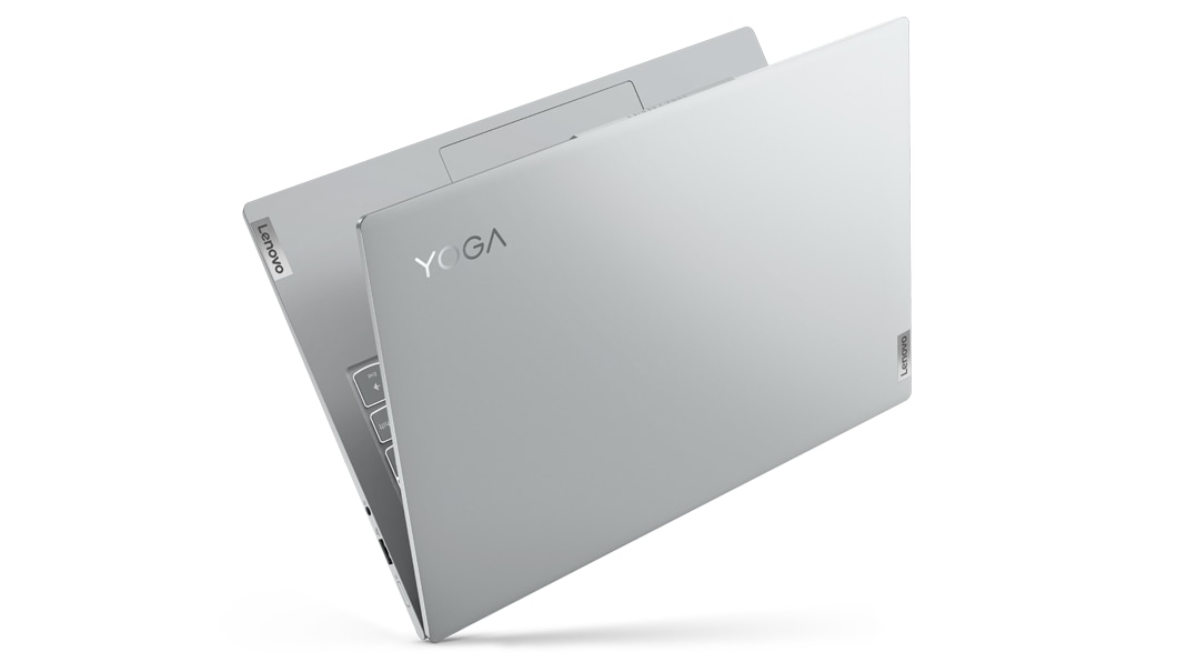 Lenovo Yoga Slim 7i Pro Gen 7 bærbar PC som, delvis åpen, viser deksel, en del av styreplaten og en del av tastaturet