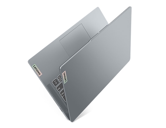 Den bærbare PC-en Lenovo IdeaPad Slim 3i Gen 8 lagt sammen som en bok og stilt på høykant.
