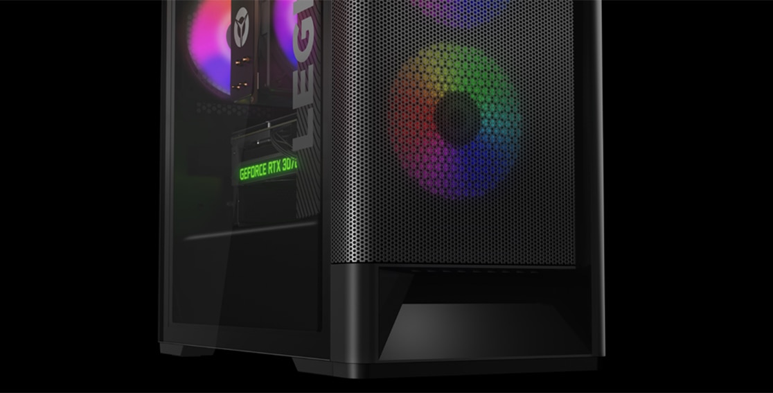Legion Tower 5i Gen 7, Nahaufnahme des vorderen und linken Seitenfensters mit NVIDIA® GeForce RTX™ 3070 GPU.