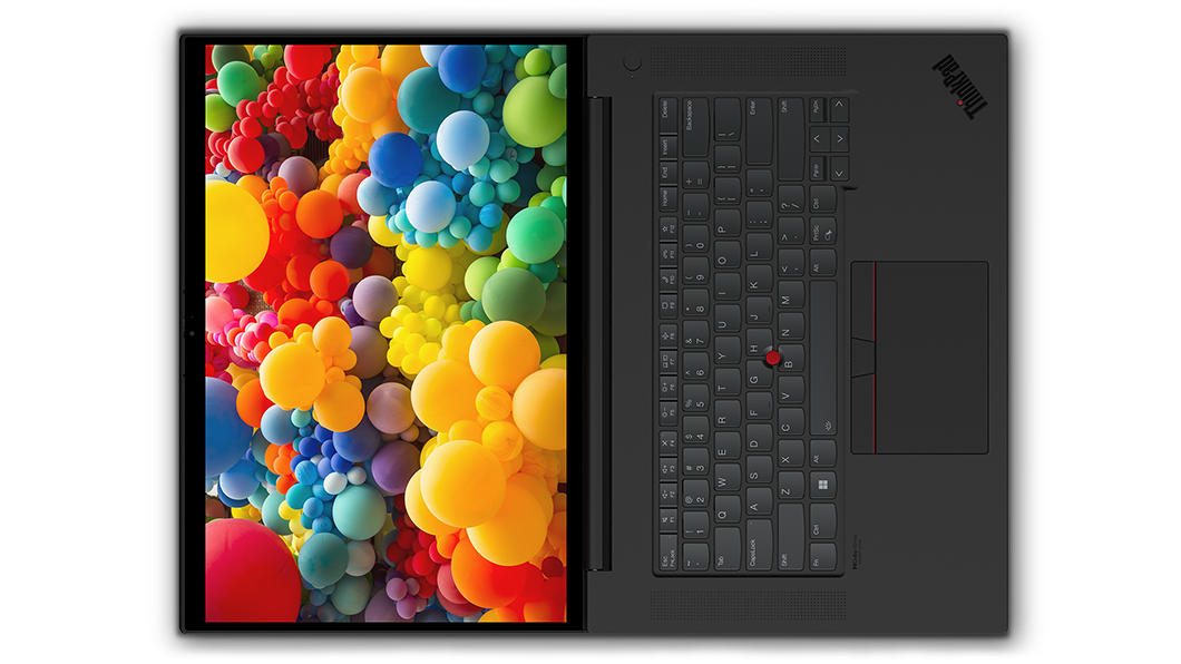 Lenovo ThinkPad P1 Gen 5 mobil workstation set fra oven, åbnet 180 grader, fladt liggende med fokus på tastatur og skærm.