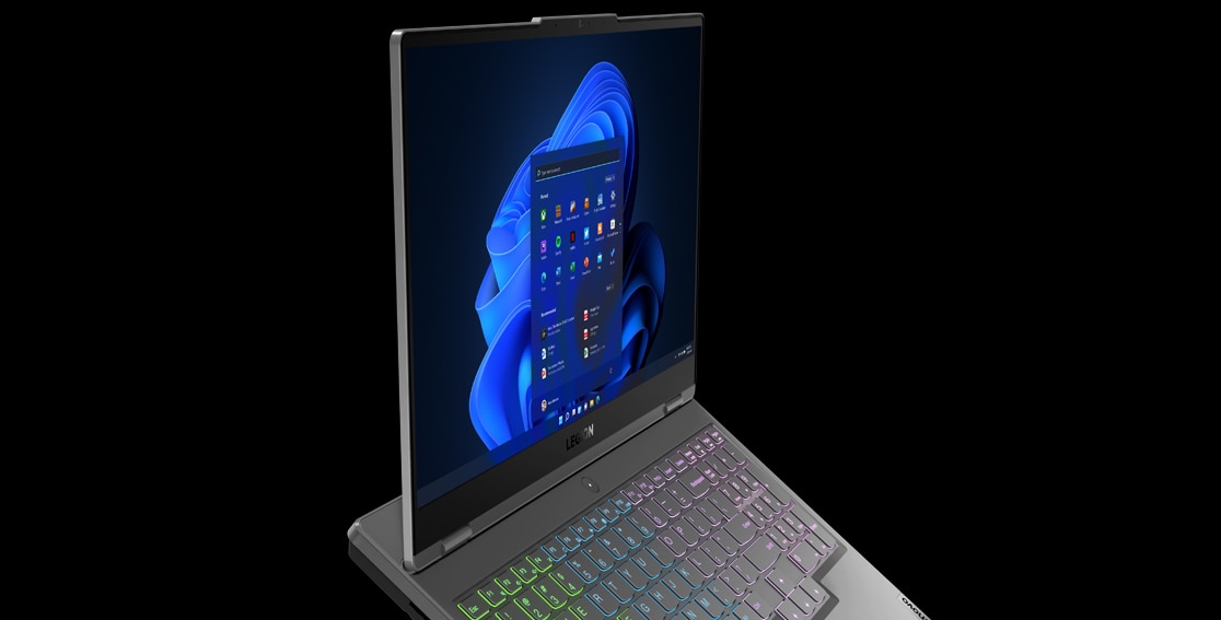 Legion 5i Gen 7 (15'' Intel) i Storm Grey-färg, framåtvänd åt höger, med Windows 11 på skärmen