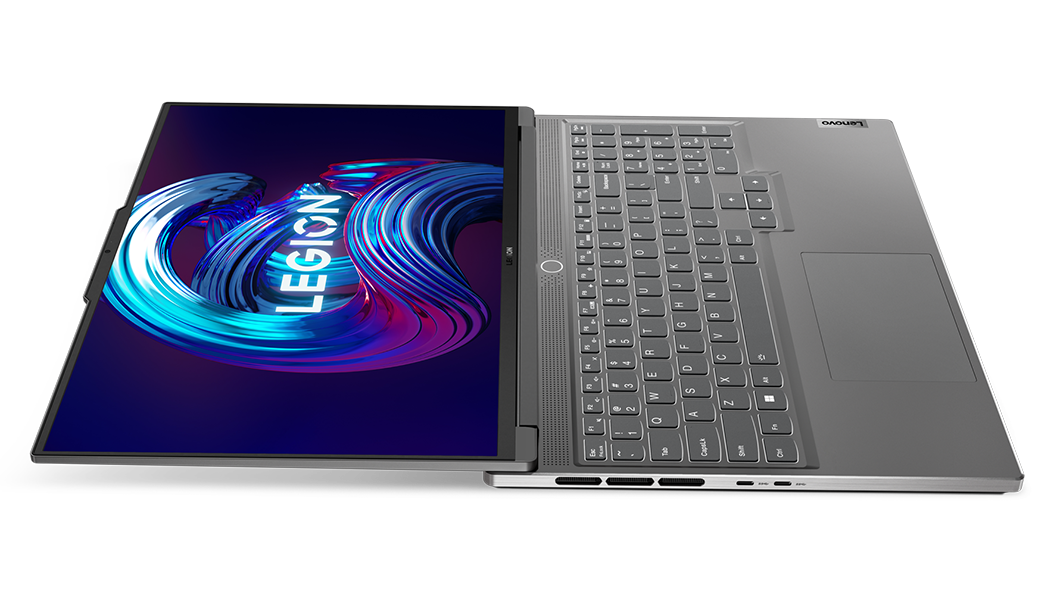 Notebook Legion Slim 7 7ma Gen (16”, Intel) abierta, de costado