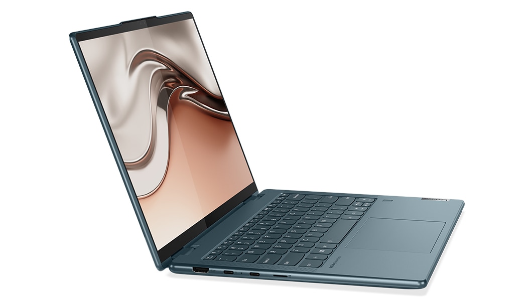 Vista del perfil izquierdo de la laptop Lenovo Yoga 7 de 7ma generación (14”, AMD) abierta a poco más de 90 grados