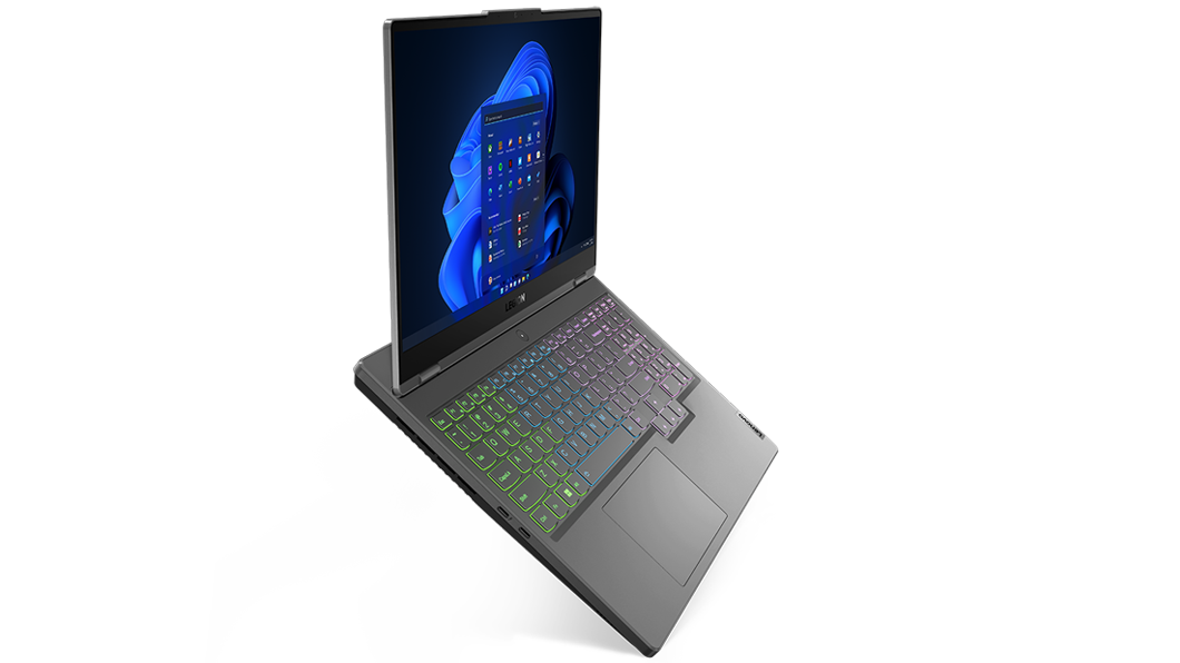 Imagen del lateral izquierdo de la notebook para juegos Lenovo Legion 5i 7ma Gen (15.6'', Intel) en color Storm Grey abierta a poco más de 90°; la retroiluminación del teclado es opcional