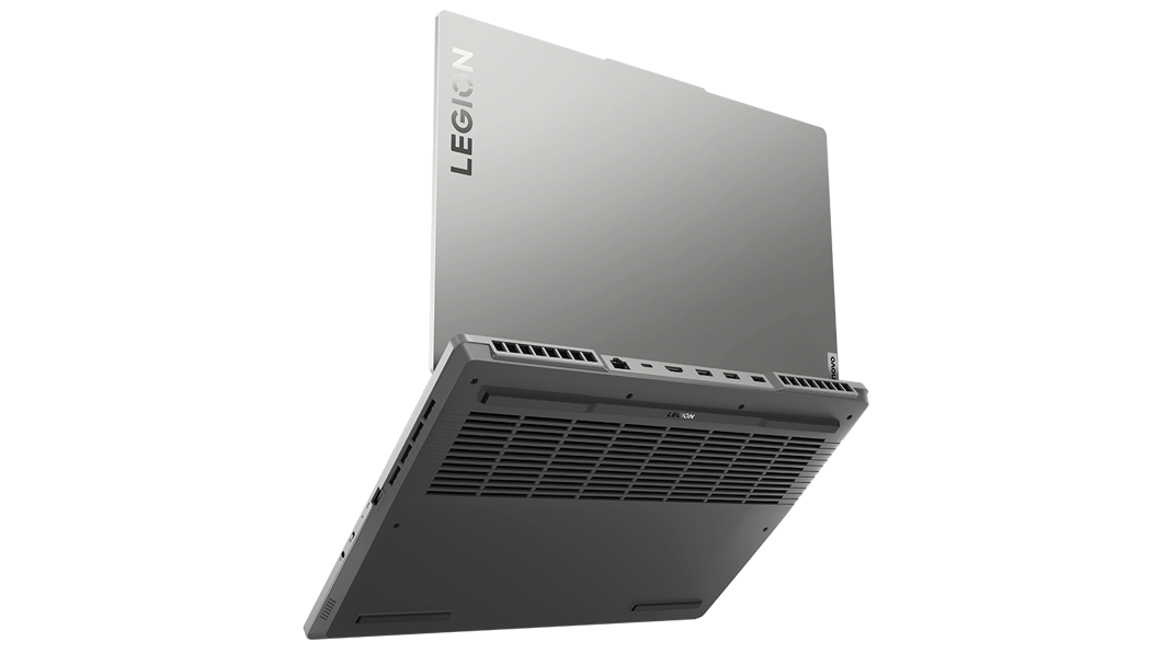 Modelo en color Cloud Grey de la laptop para juegos Lenovo Legion 5i 7ma Gen (15.6’’, Intel) semicerrada, y apoyada en una de sus puntas