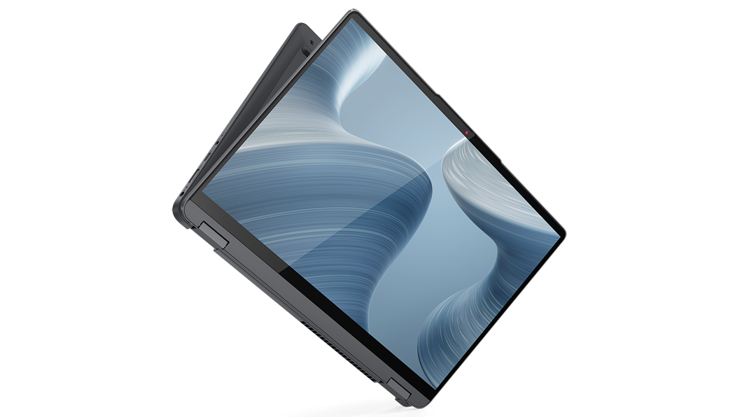 L’IdeaPad Flex 5i de 35,56 cm (14''), suspendu par un coin et légèrement ouvert depuis le mode tablette, montrant un fond gris tourbillonnant à l’écran et une partie du dessous de l’appareil