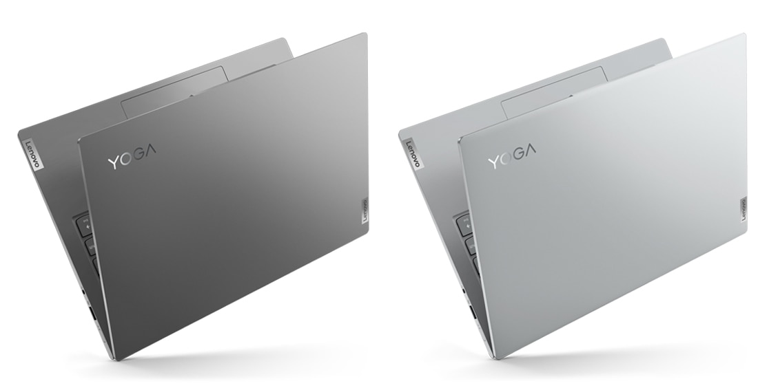 Zwei Yoga Slim 7 Pro Gen 7 (14″ AMD) Notebooks Seite an Seite, teilweise geöffnet, auf einer Kante stehend mit Blick auf den Gehäusedeckel und einen Teil der Tastatur.