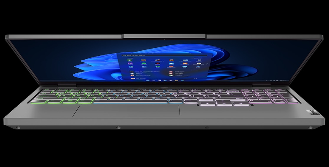 Legion 5i Gen 7 (15'' Intel) i Storm Grey-färg, framåtvänd, halvstängd, Windows 11 på skärmen