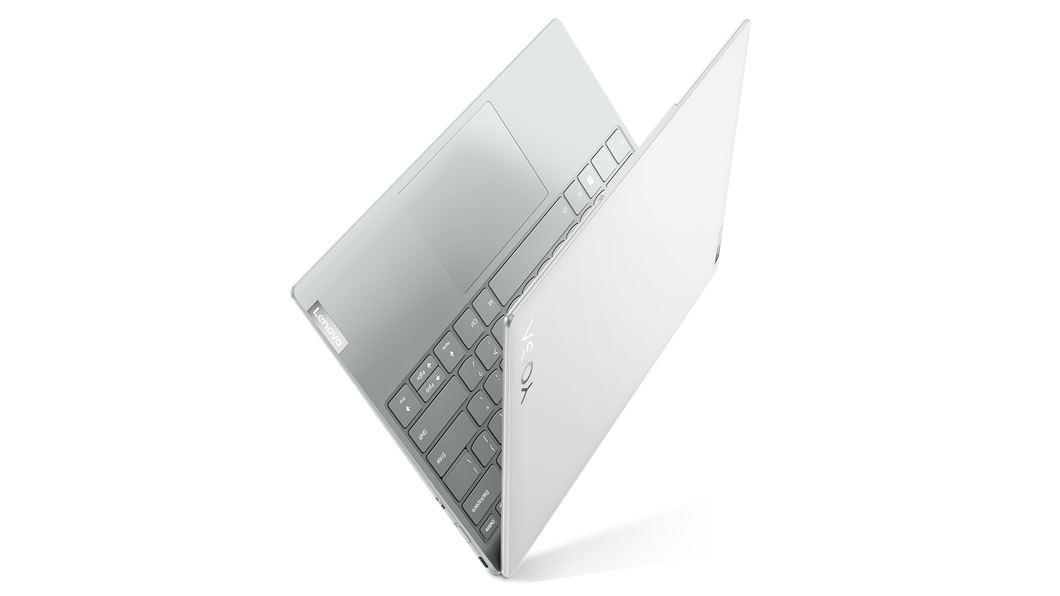 Vista del Yoga Slim 7i Carbon de 7.ª generación, flotante, parcialmente abierto