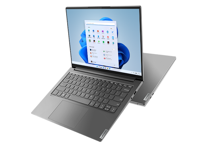 Linkerzijkant van twee Yoga Slim 7 Pro Gen 7 (14″ AMD) laptops naast elkaar, één geopend, met toetsenbord en scherm met Windows 11, de ander gesloten