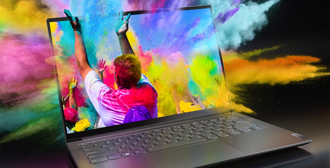 Yoga Slim 7 Pro Gen 7 (14″ AMD) ‑kannettava, avattuna, näytössä oleva henkilö heittää värejä ilmaan, värit kulkevat näytön läpi ja sen yläpuolelle