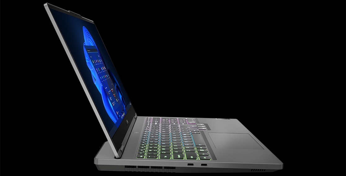 Imagen del perfil izquierdo de la laptop gamer Lenovo Legion 5i 7ma Gen (15.6”, Intel) abierta a poco más de 90°, con la retroiluminación del teclado de 4 zonas RGB opcional