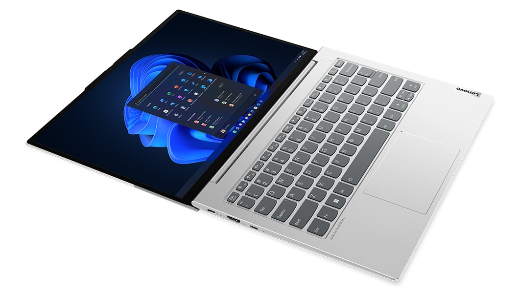 Den bärbara datorn Lenovo ThinkBook 13s Gen 4 i färgen Cloud Grey visad ovanifrån, öppnad i 180 grader och vinklad så att portarna på vänster sida visas.