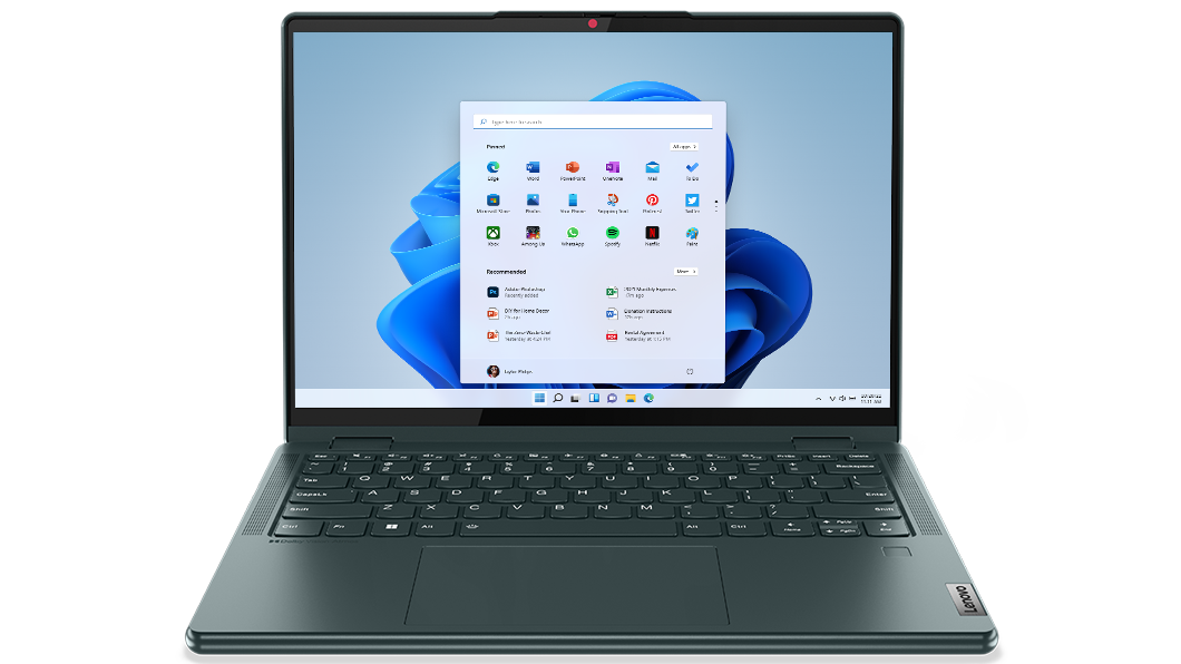 Forovervendt Lenovo Yoga 6 Gen 7 2-i-1 bærbar datamaskin som viser tastatur og Windows 11 Pro Start-meny på skjermen.