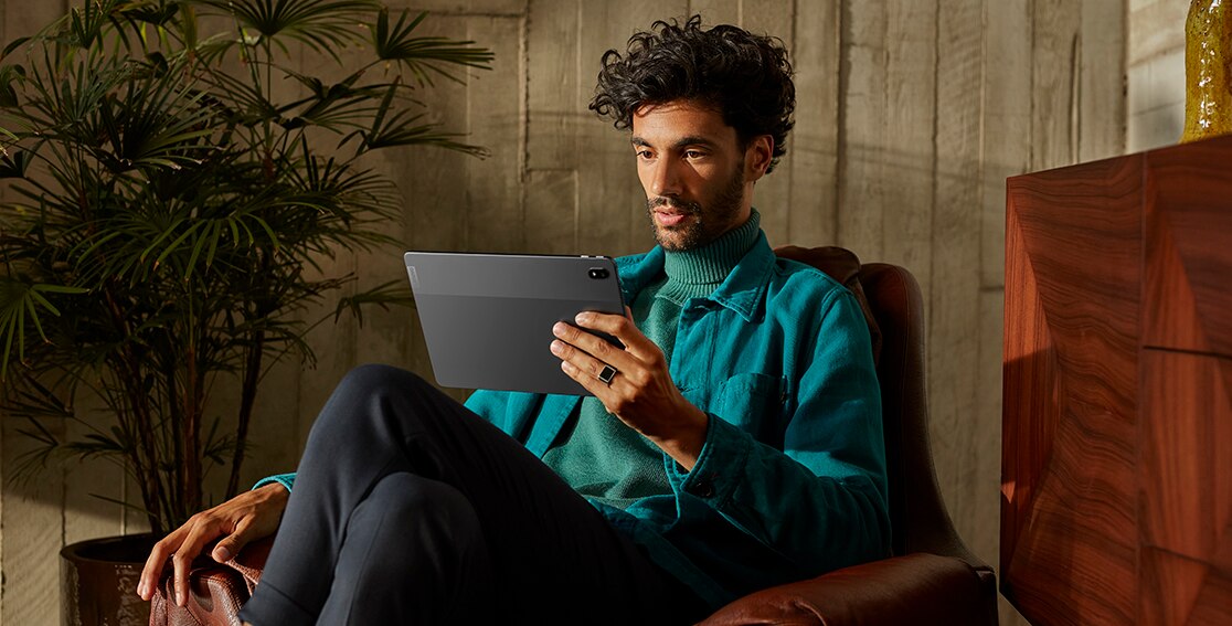 Lenovo Tab P11 5G رجل يجلس على كرسي يبحث في الشاشة