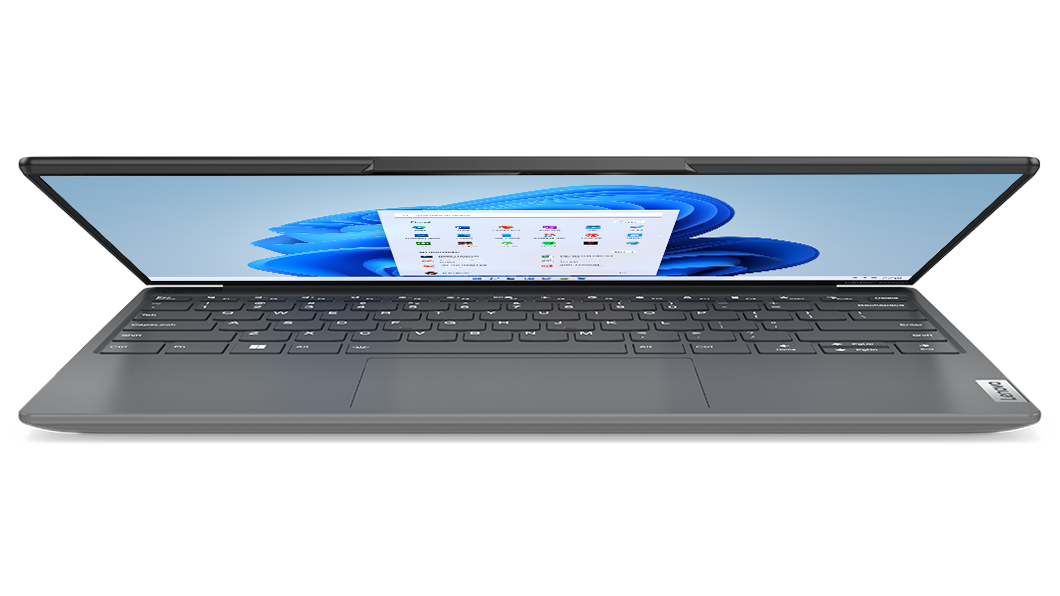 Vista frontal del Yoga Slim 7i Carbon de 7.ª generación, parcialmente cerrado, con Windows 11 en la pantalla