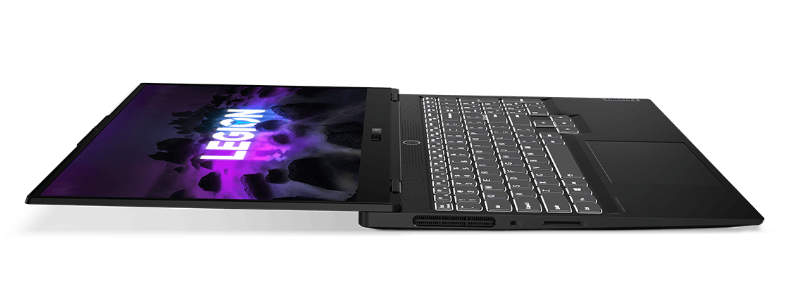 Imagen del perfil izquierdo de la laptop gamer Lenovo Legion Slim 7 6ta Gen AMD abierta a 180°, con el teclado retroiluminado 