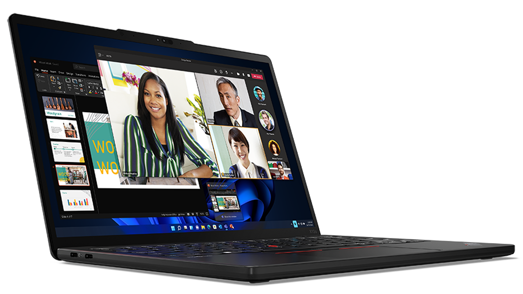 Vista angolare del notebook Lenovo ThinkPad X13 aperto a 90° con una videochiamata sullo schermo e porte sul lato sinistro in evidenza.