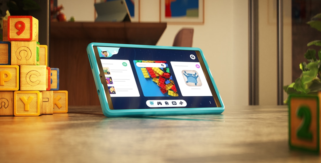 Lenovo Tab M8 Gen 4 Tablet neben Kinderspielzeug mit optionaler Ständerhülle