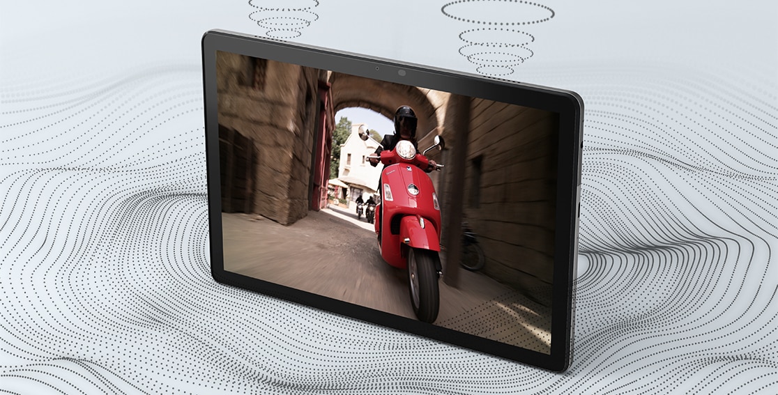 Tab M10 (3.ª geração): vista anterior, virado para a esquerda com uma pessoa a conduzir uma scooter a motor no ecrã e a ilustrar como o Dolby Atmos® emite ondas de som a 360 graus.