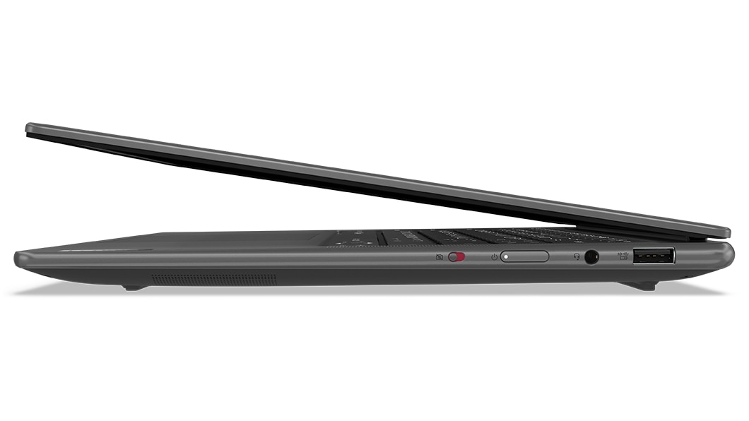 Portable Yoga Pro 7 Gen 8 légèrement ouvert, orienté vers la gauche, avec vue sur les ports latéraux gauche