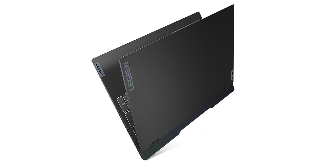 Vista posterior de la laptop gamer Lenovo Legion Slim 7 6ta Gen AMD apoyada en uno de sus bordes