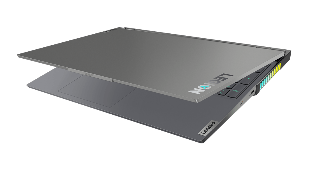 Vista de la cubierta superior ligeramente cerrada y orientada hacia el ángulo izquierdo de la notebook gamer Lenovo Legion 7i Gen 6 (16'', Intel) el modelo – imágenes ilustrativas. 