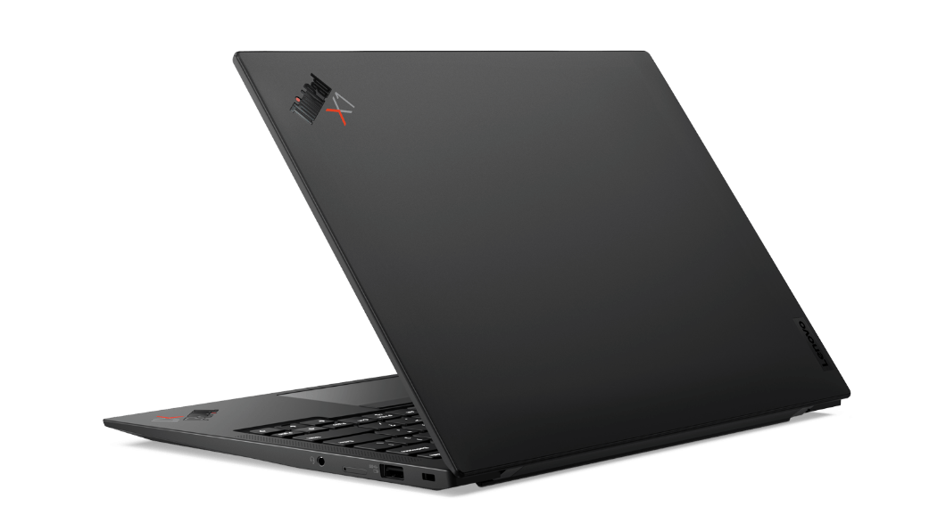 Vista trasera del acabado en fibra de carbono del portátil Lenovo ThinkPad X1 Carbon Gen 9 abierto a unos 70 grados.