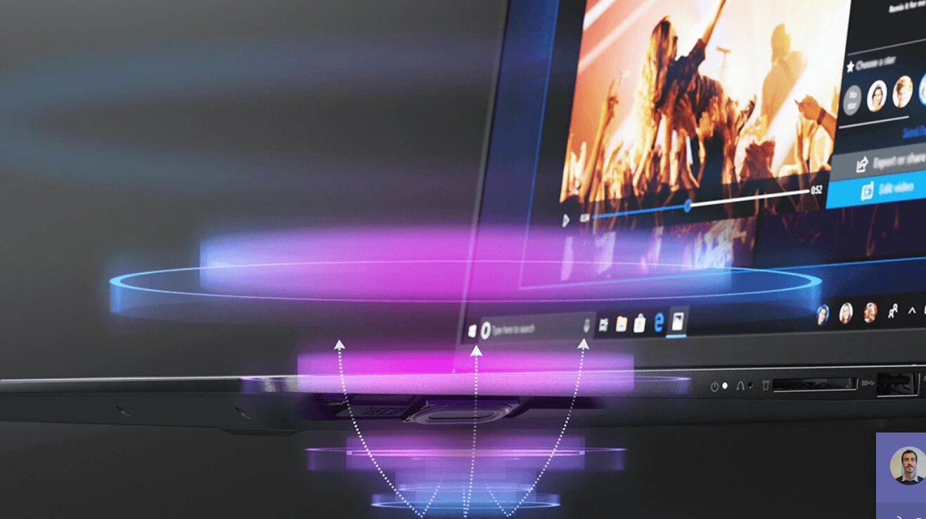 Vista de la laptop Lenovo IdeaPad 5 Pro 6ta Gen 16” AMD simulando la retroiluminación del teclado opcional y reproduciendo un video en su pantalla.