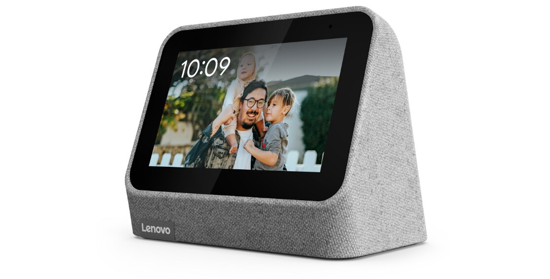 Lenovo Smart Clock Gen 2—3/4 rechtervooraanzicht, met 10:09 boven een familiefoto van een volwassene met twee kinderen op het scherm