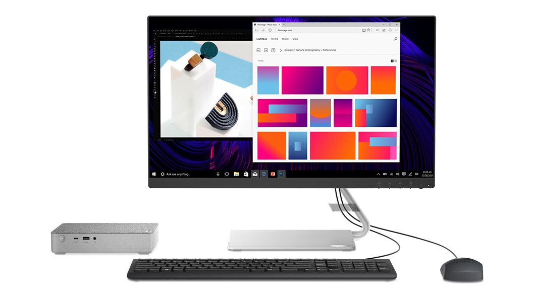 L’ordinateur de bureau IdeaCentre Mini 5i à gauche d’un moniteur, d’un clavier et d’une souris filaires