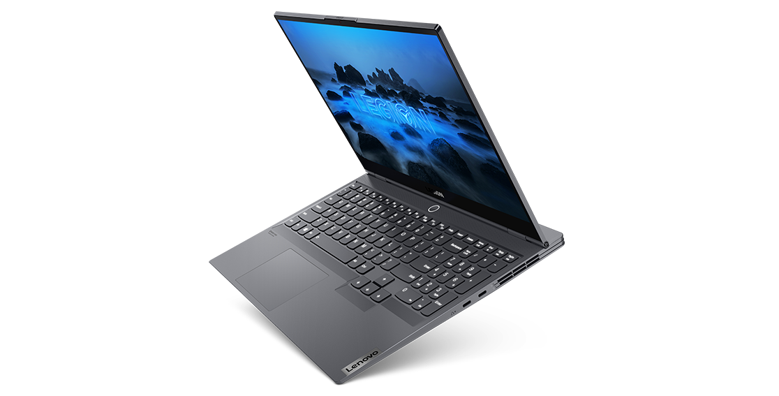 Imagen de semiperfil derecho de la laptop gamer Lenovo Legion Slim 7 5ta Gen (15.6”, AMD) abierta a 90° con su teclado retroiluminado