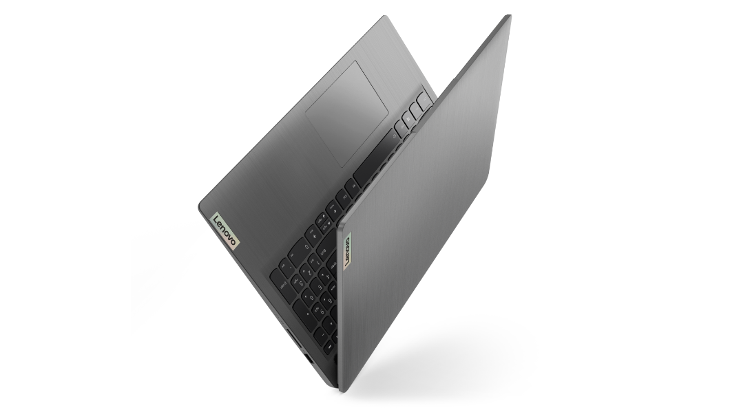 Laptop IdeaPad 3 6ta Gen (15.6”, AMD) en color arctic grey (gris ártico), apoyada en uno de sus bordes
