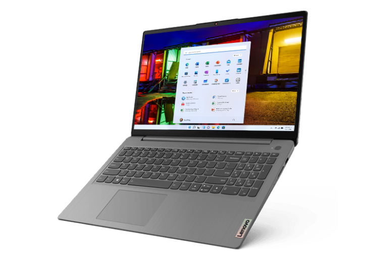 Imagen frontal de semiperfil de la laptop IdeaPad 3 6ta Gen (15.6&#8221;, AMD) abierta a casi 180&deg;, con la pantalla encendida, y en color arctic grey