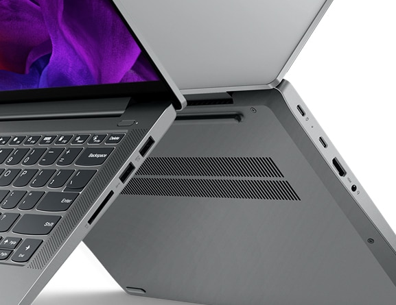 Driekwart zijaanzicht van twee Lenovo IdeaPad 5 Gen 7 laptop-pc's die een 'X' in de ruimte vormen, met poorten.