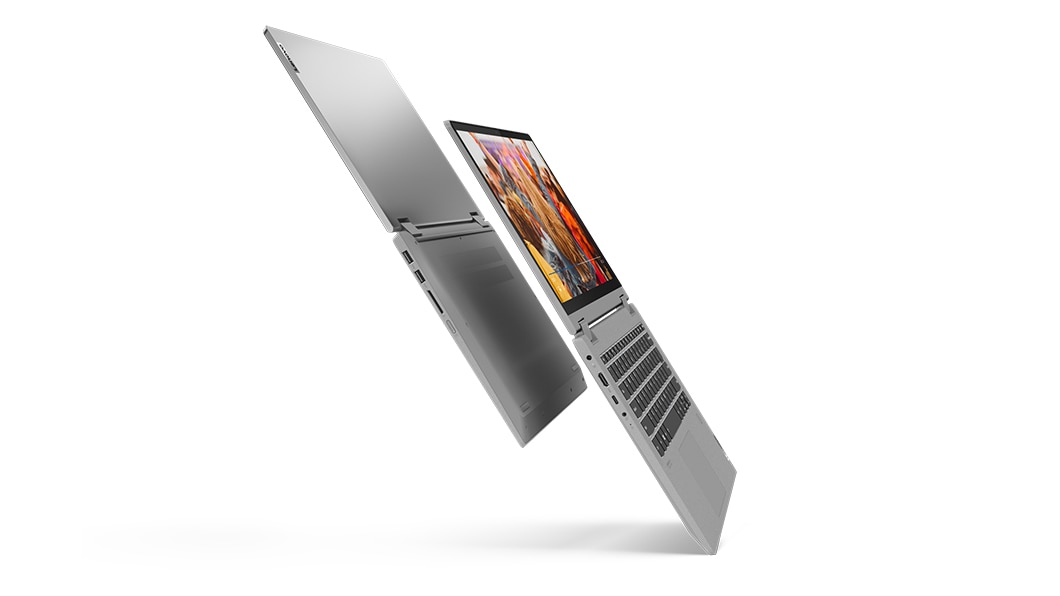Twee platinagrijze IdeaPad Flex 5-laptops, helemaal opengeklapt naast elkaar