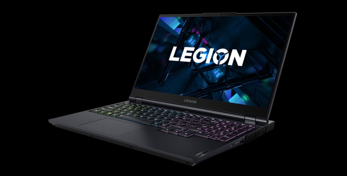 Imagen de la laptop gamer Lenovo Legion 5i 6ta Gen (15.6'', Intel) de semiperfil derecho, abierta a poco más de 90° y con el teclado retroiluminado 