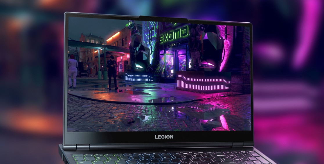 Imagen frontal de la notebook gamer Lenovo Legion 5i 6ta Gen (15.6'', Intel) abierta, con un juego reproduciéndose en su pantalla, y el teclado retroiluminado 