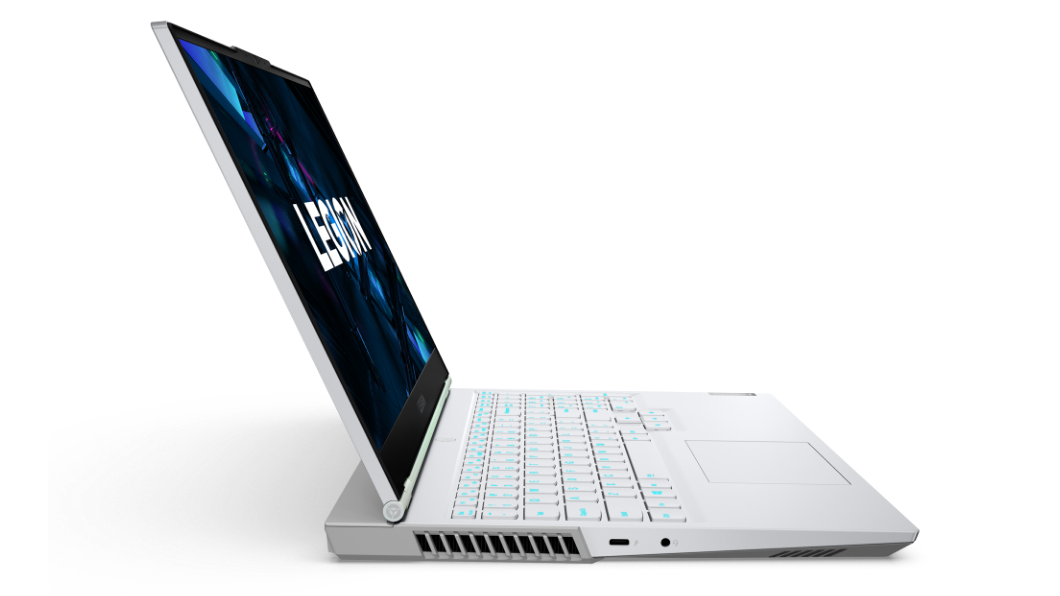 Vista del perfil izquierdo de la laptop gamer Lenovo Legion 5i 6ta Gen (15.6'', Intel) abierta a poco más de 90°, en color Stingray & dove grey