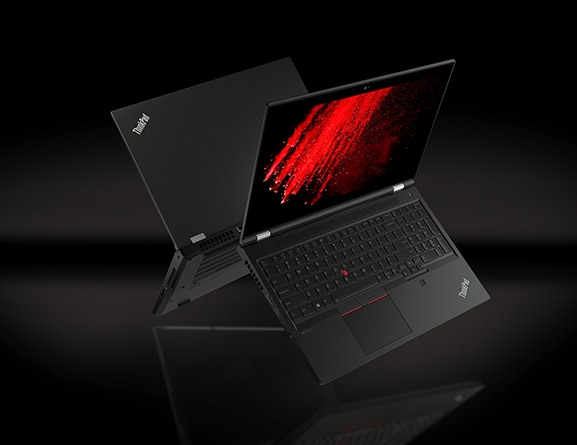 Twee Lenovo ThinkPad P15 Gen 2-laptops in Black met de ruggen tegen elkaar, zwevend in de lucht, 90 graden geopend, met toetsenbord, scherm en gedeeltelijke achterkant met rode kleuruitbarsting op het scherm.